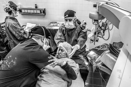 Unas 450 personas de diferentes localidades de Salta fueron operadas de cataratas durante cuatro días por un equipo de 50 profesionales en el Hospital materno infantil