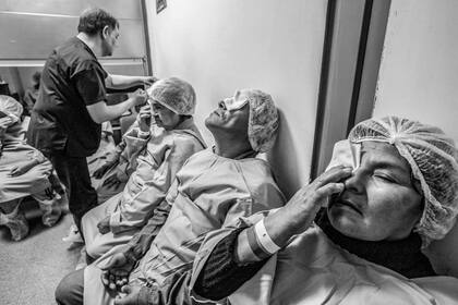 Unas 450 personas de diferentes localidades de Salta fueron operadas de cataratas durante cuatro días por un equipo de 50 profesionales en el Hospital materno infantil