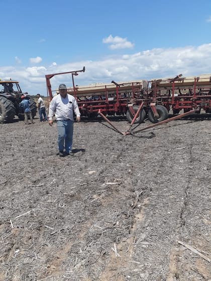 Unas 60 personas entraron cortando alambres y con armas, según relata la dueña