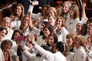 Vestidas de blanco, las legisladoras opositoras aplaudieron a Trump