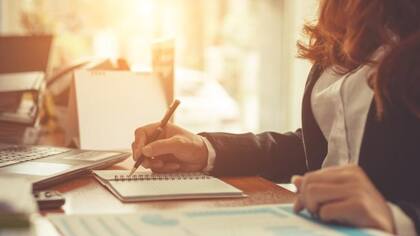 Unas de las funciones de esta profesión es : Recibir, almacenar o redactar documentos