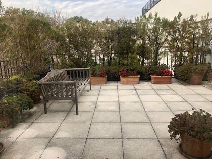 Unas de las terrazas de la casa tiene forma cuadrada y está en el primer piso