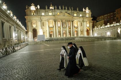 Unas monjas atraviesan la plaza de San Pedro en el Vaticano en una atipica celebración navideña