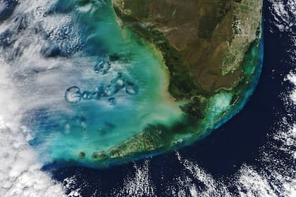 Unas nubes con una especie de agujeros se formaron en el cielo de Florida
