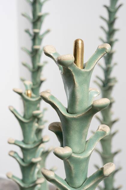 Unas quinientas piezas de cerámica moldeadas a mano integran la escultura del artista argentino que vive entre Zurich, Lima y Mendoza