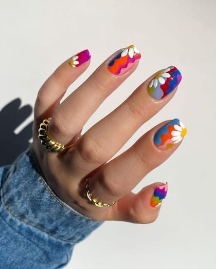 Uñas rainbow con flores