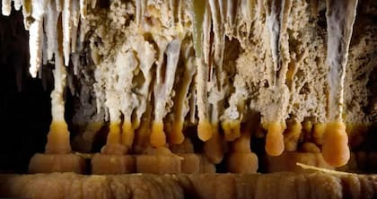Unas raras bacterias que se alimentan de rocas ayudan a dar forma a los espeleotemas de la cueva de Lechuguilla (Foto: BBC)
