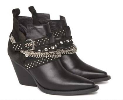 Las tachas y cadenas siempre suman gracia al look