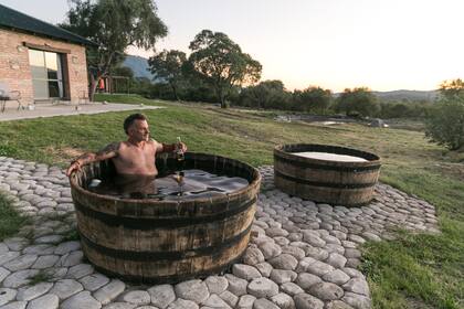 Unas viejas vasijas fueron recicladas como tinas.