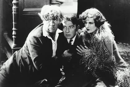 Underworld (La ley del hampa) es una de las películas favoritas de Borges. Este film mudo de 1927, dirigido por Josef von Sternberg es considerado el predecesor del género de gánsteres


