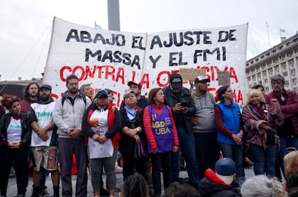 Unidad Piquetera montó un escenario cerca de la Plaza de Mayo durante con concentración