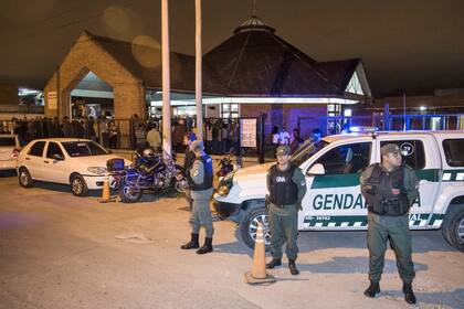 Unidades de la Gendarmería protegen la parroquia atacada en Rosario