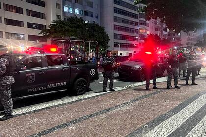 Unidades de la Policía Militar en Copacabana, luego de los incidentes entre hinchas de Boca y Fluminense de este jueves