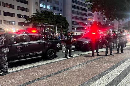 Unidades de la Policía Militar en Copacabana, luego de los incidentes entre hinchas de Boca y Fluminense de este jueves