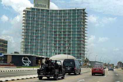 Unidades de las fuerzas especiales patrullan frente al hotel Riviera en La Habana