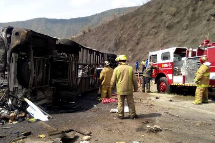 Unidades de rescate en la zona del impacto entre un bus y un camión en Veracruz, México