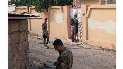 Unidades del ejército iraquí circulan en los alrededores de Gayara