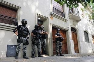 Unidades especiales protegen una escena del crimen en Rosario