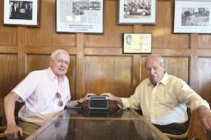 La historia detrás de los relatores del automovilismo que narraban carreras desde un avión y la cabina