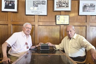 La historia detrás de los relatores del automovilismo que narraban carreras desde un avión y la cabina