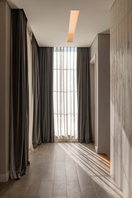 Unificaron todos los pisos con 'Portobello Brasilia' en tono 'Concreto Graphite' de 20x120 cm (SBG).