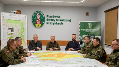 Uniformados polacos en el puesto de guardia fronterizo de Krynki