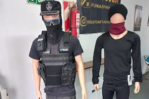 Vendían uniformes, gorras e insignias de la policía en un kiosco-mercería