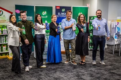 Unilever trabaja con esta premisa: invertir en innovación es también invertir en talento. Por eso cuentan con equipos diversos - ingenieros, químicos, bioquímicos, especialistas en biotecnología, consumo y diseño - que combinan ciencia dura con sensibilidad por la experiencia del consumidor. Esa integración entre conocimiento técnico y entendimiento local es lo que les permite innovar con relevancia y adaptarse con agilidad.