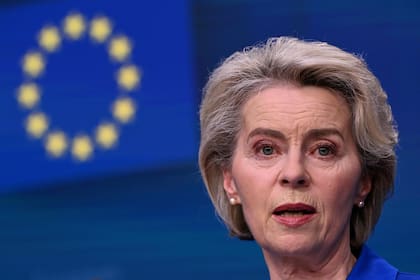 La presidenta de la Comisión Europea, Ursula von der Leyen, da una rueda de prensa en el marco de la cumbre de la Unión Europea en la sede europea de Bruselas, el 15 de diciembre de 2023.