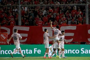 Unión sacude a Independiente, lo golea por 3-1 y hace estallar al estadio Libertadores de América