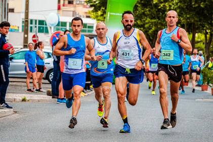 Unirse a un grupo de corredores es una buena forma de volver a la actividad física, una actividad social (Foto: Pexeles)