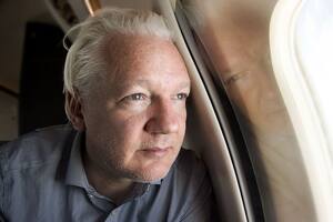 Julian Assange salió de prisión y viaja a una isla para conseguir su libertad