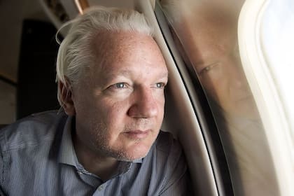 El creador de WikiLeaks, Julian Assange, en la ventana de un avión llegando a Londres para declarar