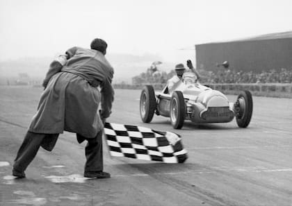 UNITED KINGDOM - OCTOBER 04: The Argentine racecar driver Juan FANGIO wins the international car-racing trophy on the Silverstone circuit in England. (Photo by Keystone-France/Gamma-Keystone via Getty Images)