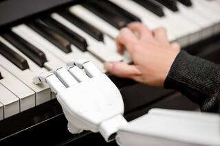 Universal abandona las demandas y se asocia a plataformas de generación de música con IA