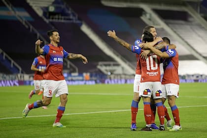 Edson Puch acaba de convertir el segundo gol de la Universidad Católica y Zampedri (9) se acerca para abrazarlo junto a otros compañeros.