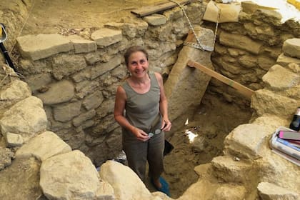 Jack Davis y Sharon Stocker, un matrimonio de arqueólogos de la Universidad de Cincinnati, hallaron más de 3500 objetos en la tumba ubicada en el entorno del palacio micénico de Néstor en Pilos, Grecia