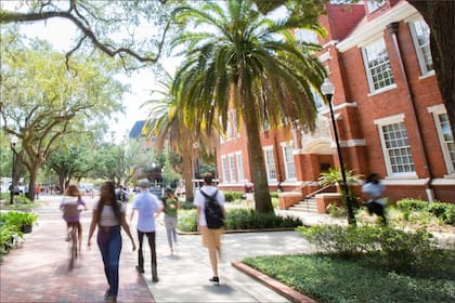 Universidades de Florida podrían prohibir el ingreso a migrantes indocumentados