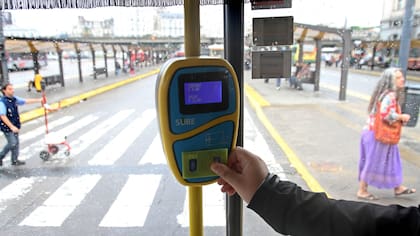 En abril cayó un 20% interanual la cantidad de pasajeros promedio en un día hábil, según datos de AAETA