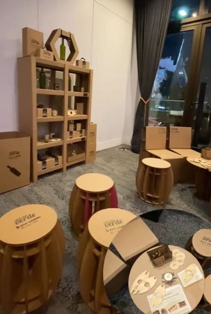 Universo de cartón, presente en una feria de vinos orgánicos: brindó mesas, sillas, banquetas, sillones y exhibidores de vinos realizado con material reciclado