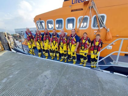Uno a uno, todos los miembros de la tripulación del barco salvavidas que intervino en el rescate del nadador de 30 años