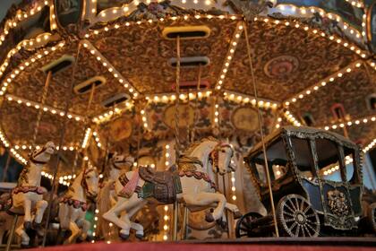 Uno carrusel a escala que diseñó a familia ante el planteo de buscar otros juegos diferentes a los trenes