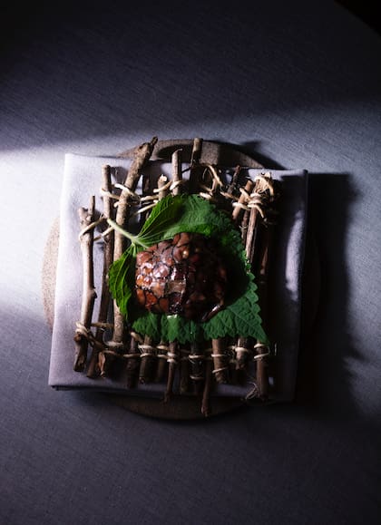 Uno de la decena de platos que se sirven en el menú :  tartar de ciervo con hoja de shiso