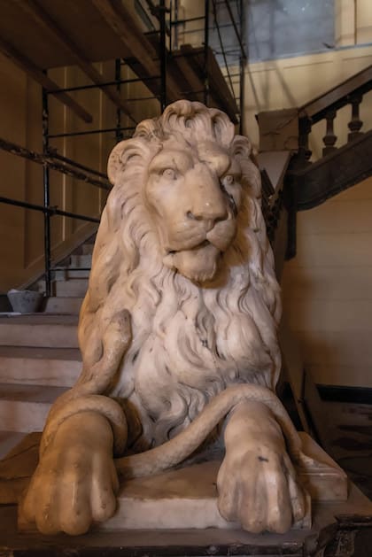 Uno de las dos enormes esculturas de leones halladas en el proceso de restauración. Custodian el acceso a una gran escalera de mármol de la estación. 