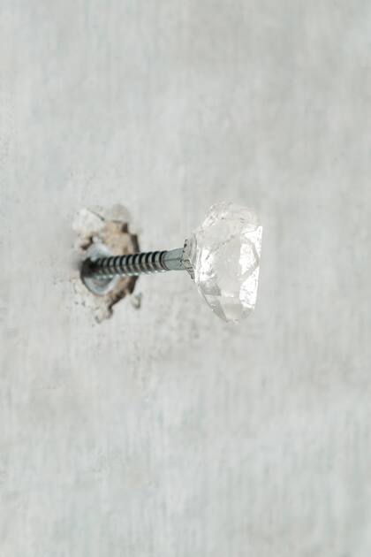 Uno de los 150 clavos que se encontraban en las paredes de la construcción original de la galería y que Amoedo intervino con cuarzos