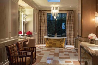 Uno de los 17 baños de la residencia.