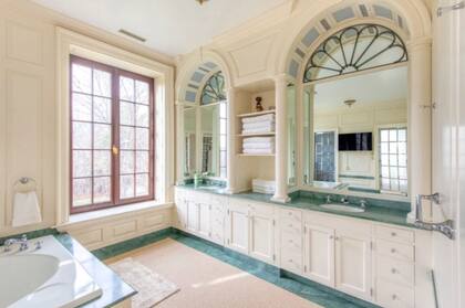 Uno de los 18 baños de la residencia de Lendl. Crédito: The Sun