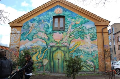 Uno de los accesos de la Ciudad Libre de Christiania, famosa también por su muro con banderas de hierro.