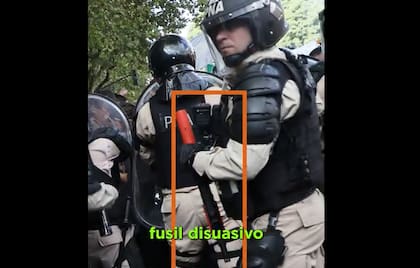 Uno de los agentes que portó el fusil durante la manifestación del 12 de marzo