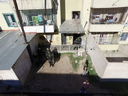 Uno de los allanamientos de la Gendarmería en la villa 1-11-14, sobre la banda de Los Marolas